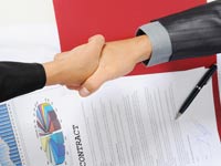עסקה עסקאות ידיים מיזוג לחיצת ידיים חתימת חוזה / צלם: פוטוס טו גו